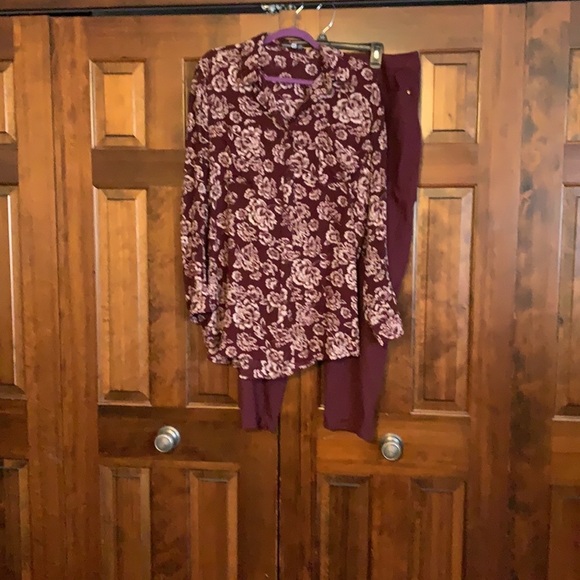 Boohoo Plus Floral Button Down - Picture 5 of 5